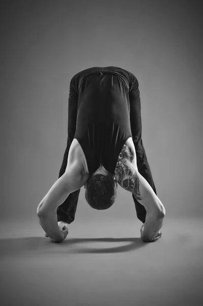 Yoga adam Studio poz — Stok fotoğraf