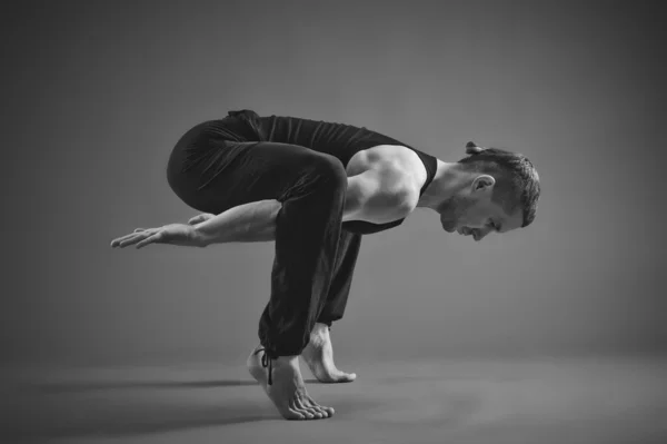 Yoga Homem posando em estúdio — Fotografia de Stock