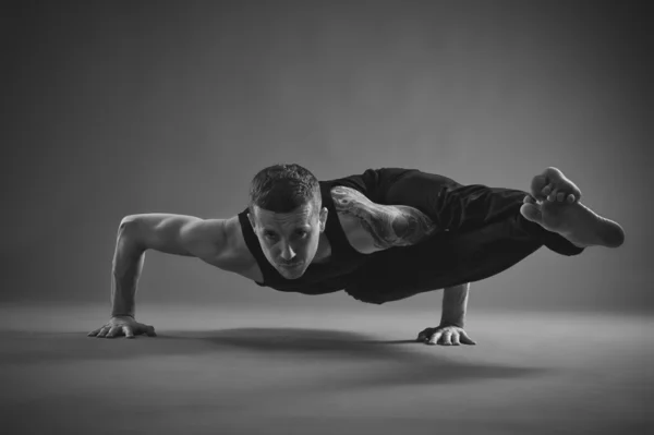 Yoga Man posando en estudio Imagen de stock