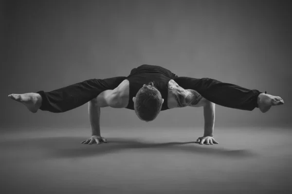 Yoga Man posando en estudio Imagen de stock