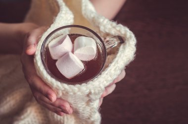 Kadın holding fincan kakao