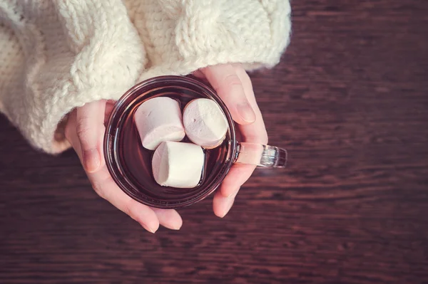 Kadın holding fincan kakao