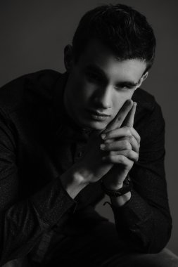 Zarif genç yakışıklı adam. Stüdyo moda portresi.