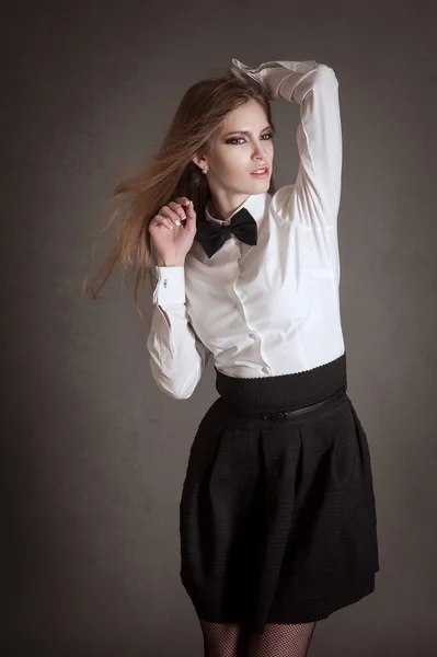Blondine in weißem Hemd und schwarzer Fliege — Stockfoto