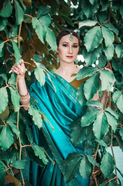 A menina com o traje indiano azul . — Fotografia de Stock