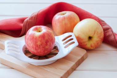 elma ve dilimleyici ahşap zemin