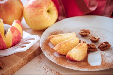 elma dilimleri tarçın ile içine dilimlenmiş.