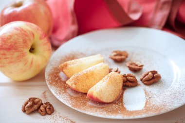 elma dilimleri tarçın ile içine dilimlenmiş.