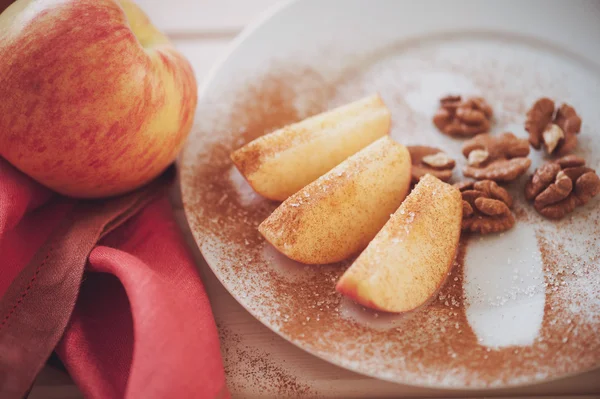 Mela viene tagliata a spicchi con cannella . — Foto Stock