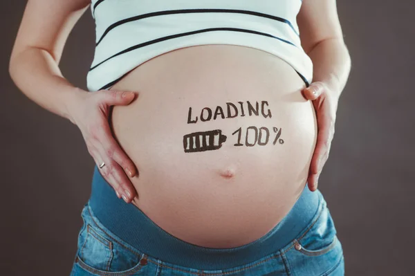 Schwangere wartet auf ein neues Baby. — Stockfoto