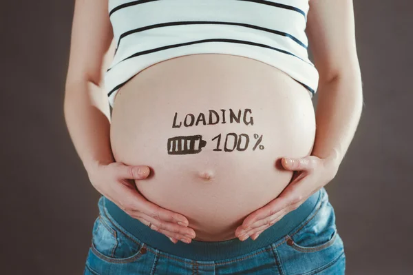 Zwangere vrouw te wachten voor een nieuwe baby. — Stockfoto