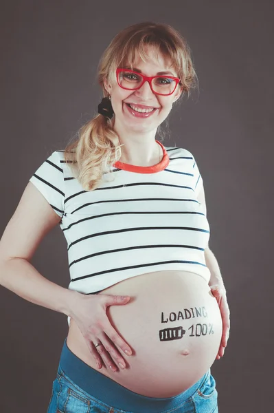 Mujer embarazada esperando un nuevo bebé . — Foto de Stock