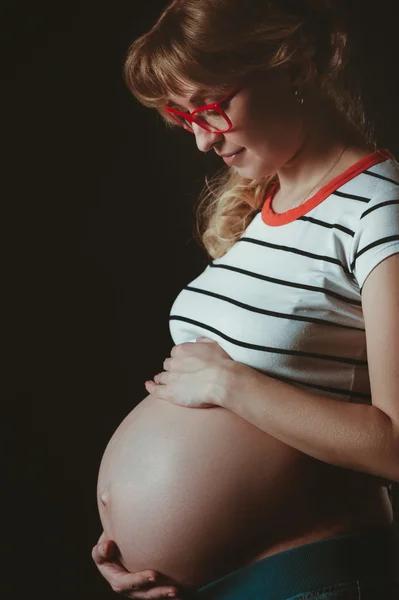 Wanita hamil menunggu bayi baru lahir. . — Stok Foto