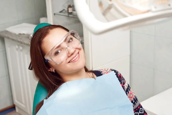 Diş hekimi ziyaret ve gülümseyen genç kadın