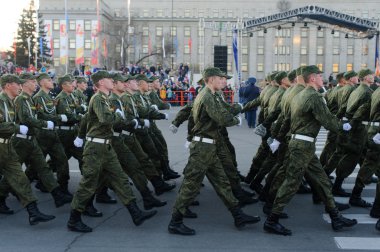 Irkutsk, Rusya Federasyonu - 7 Mayıs 2015: prova zafer günü geçit töreni Kirov'ın meydanında, Irkutsk. 2. Dünya Savaşı Nazi Almanya'ya karşı zafer 70 yıl
