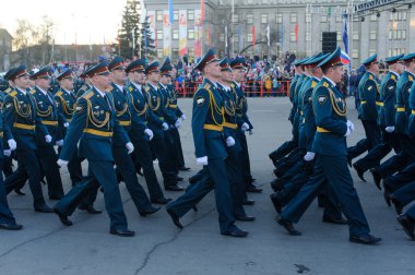 Irkutsk, Rusya Federasyonu - 7 Mayıs 2015: prova zafer günü geçit töreni Kirov'ın meydanında, Irkutsk. 2. Dünya Savaşı Nazi Almanya'ya karşı zafer 70 yıl