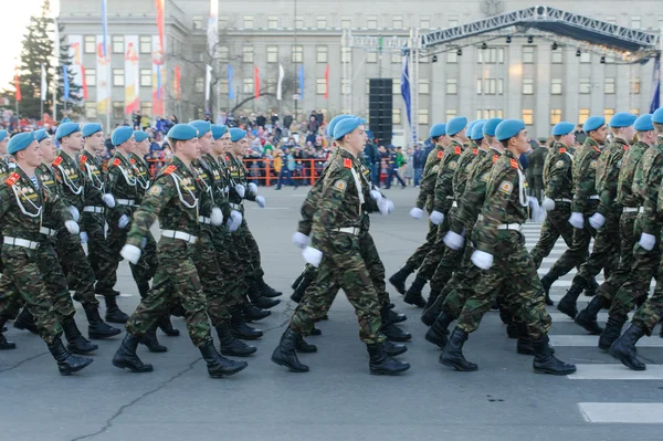 IRKUTSK, RUSSIA - 7 MAY 2015: Rehearsal of the Victory Day parade at Kirov's square, Irkutsk. 70 years of the victory in World War 2 against Nazi Germany — Stock Photo, Image