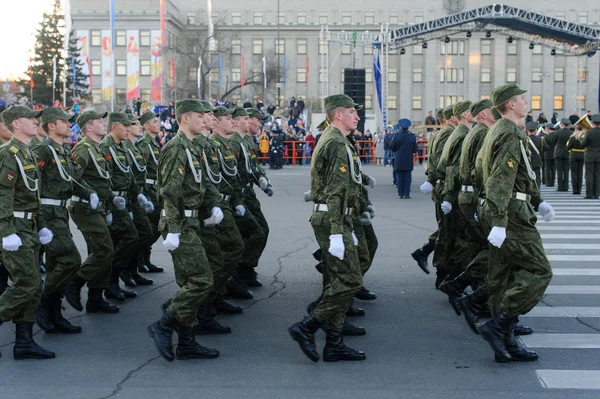 IRKUTSK, RUSSIA - 7 MAY 2015: Rehearsal of the Victory Day parade at Kirov's square, Irkutsk. 70 years of the victory in World War 2 against Nazi Germany — Stock Photo, Image