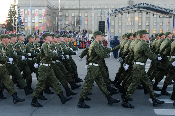 IRKUTSK, RUSSIA - 7 MAY 2015: Rehearsal of the Victory Day parade at Kirov's square, Irkutsk. 70 years of the victory in World War 2 against Nazi Germany — Stock Photo, Image