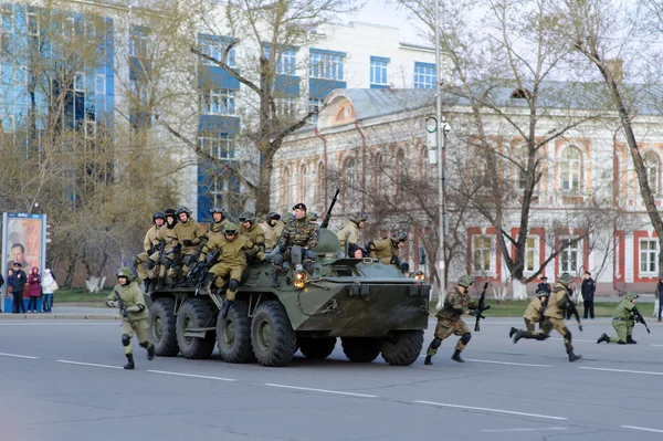 IRKUTSK, RUSSIA - 7 MAY 2015: Rehearsal of the Victory Day parade at Kirov's square, Irkutsk. 70 years of the victory in World War 2 against Nazi Germany — Stock Photo, Image