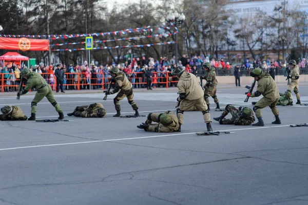 IRKUTSK, RUSSIA - 7 MAY 2015: Rehearsal of the Victory Day parade at Kirov's square, Irkutsk. 70 years of the victory in World War 2 against Nazi Germany — Stock Photo, Image