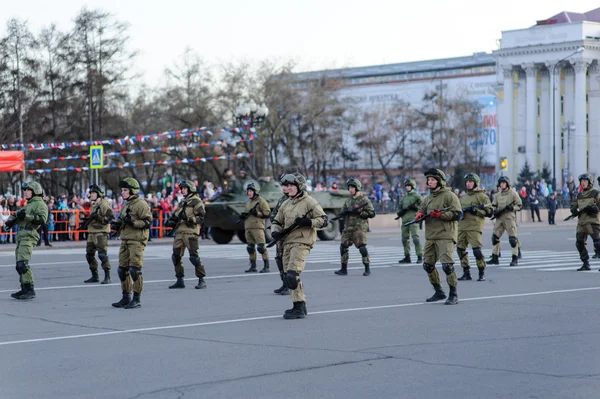 IRKUTSK, RUSIA - 7 DE MAYO DE 2015: Ensayo del desfile del Día de la Victoria en la plaza de Kirov, Irkutsk. 70 años de la victoria en la Segunda Guerra Mundial contra la Alemania nazi — Foto de Stock