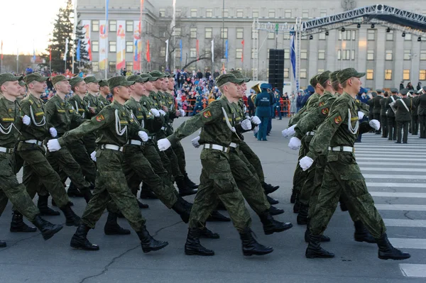 イルクツスク, ロシア連邦 - 2015 年 5 月 7 日: 勝利の日のリハーサルは、キーロフの広場、イルクーツクでパレードします。第二次世界大戦ナチス ・ ドイツに対する勝利の 70 年 ストックフォト