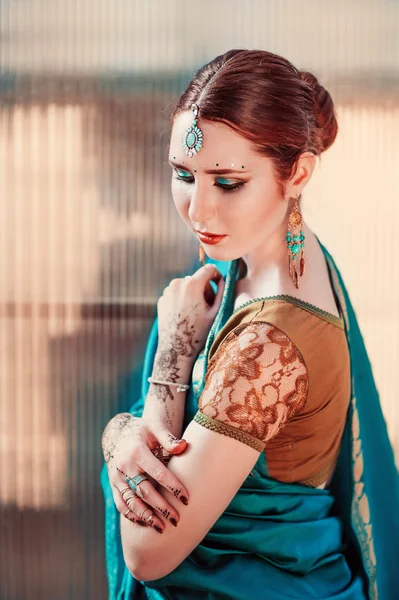 A menina com o traje indiano azul . — Fotografia de Stock