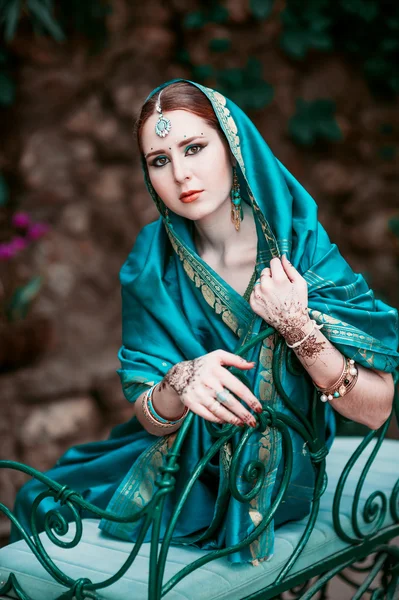 Het meisje in de blauwe Indiase kostuum. — Stockfoto