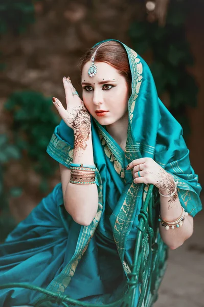 The girl in the blue Indian costume. — Stock Photo, Image