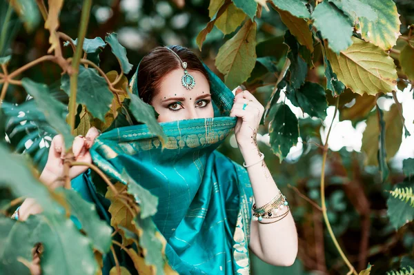 The girl in the blue Indian costume. — Stock Photo, Image