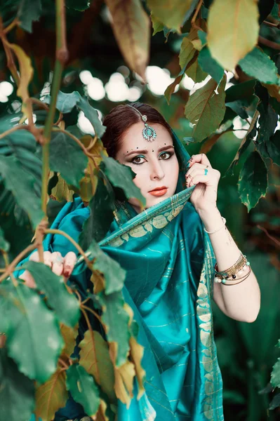 A menina com o traje indiano azul . — Fotografia de Stock