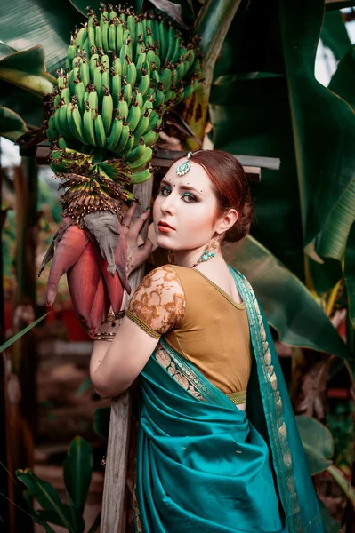 Dívka v modrém indické kostýmu. — Stock fotografie