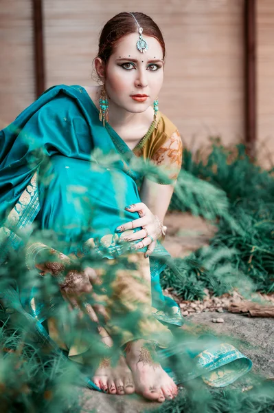 The girl in the blue Indian costume. — Stock Photo, Image