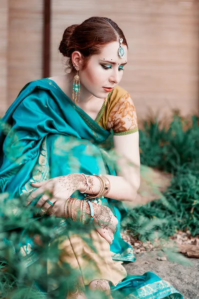 The girl in the blue Indian costume. — Stock Photo, Image