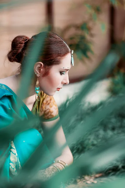 A menina com o traje indiano azul . — Fotografia de Stock