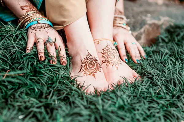 Mehendi heena en los pies . — Foto de Stock