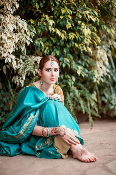 La chica con el traje azul indio . — Foto de Stock