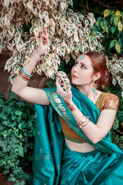 Het meisje in de blauwe Indiase kostuum. — Stockfoto