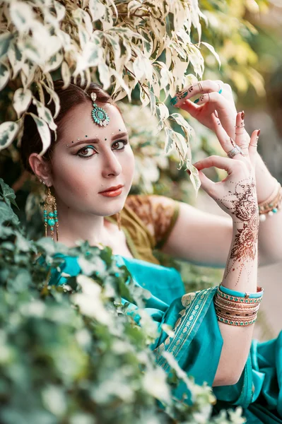 The girl in the blue Indian costume. — Stock Photo, Image