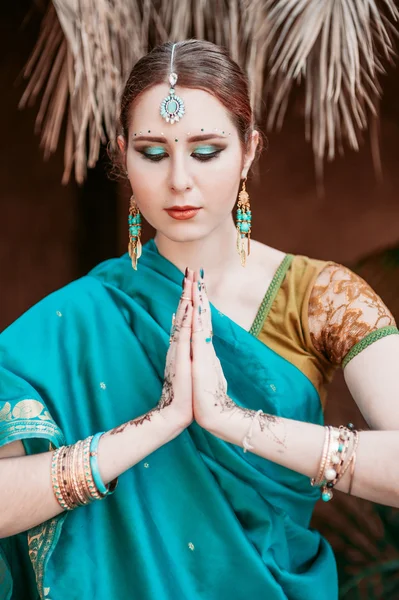 The girl in the blue Indian costume. — Stock Photo, Image