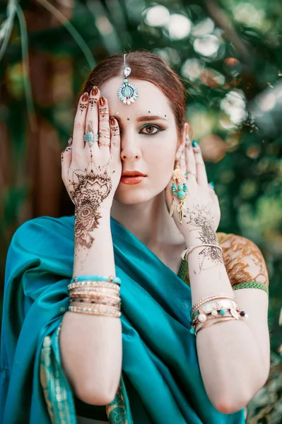 A menina com o traje indiano azul . — Fotografia de Stock