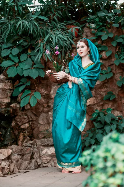 Dívka v modrém indické kostýmu. — Stock fotografie