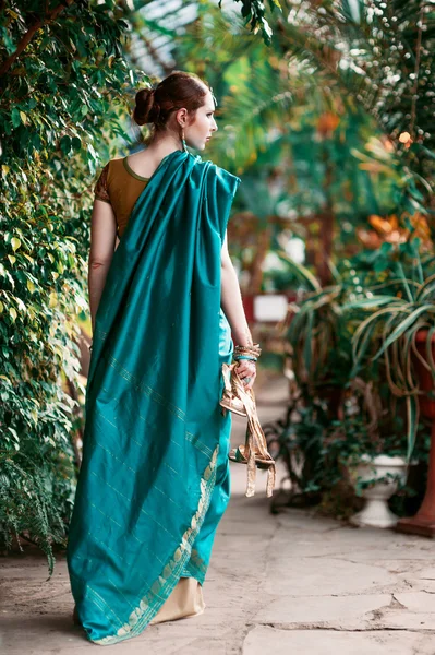 Dziewczyna w niebieskim stroju indyjski. — Zdjęcie stockowe