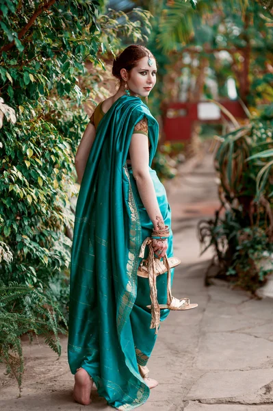 The girl in the blue Indian costume. — Stock Photo, Image