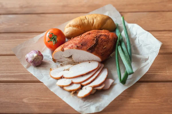 Pechuga de pavo asado en tabla de cortar —  Fotos de Stock