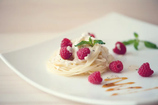 Espaguetis con frambuesa en salsa de crema — Foto de Stock