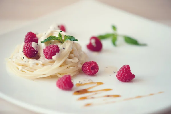 Spaghettis à la framboise en sauce crème — Photo