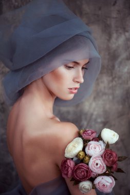 Romantik türban ile tipik genç bayan portresi