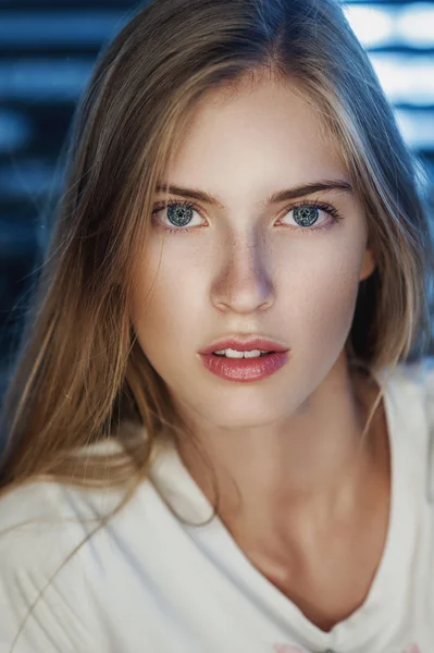 Girl with a reflection of the stars in their eyes. — Stock Photo, Image